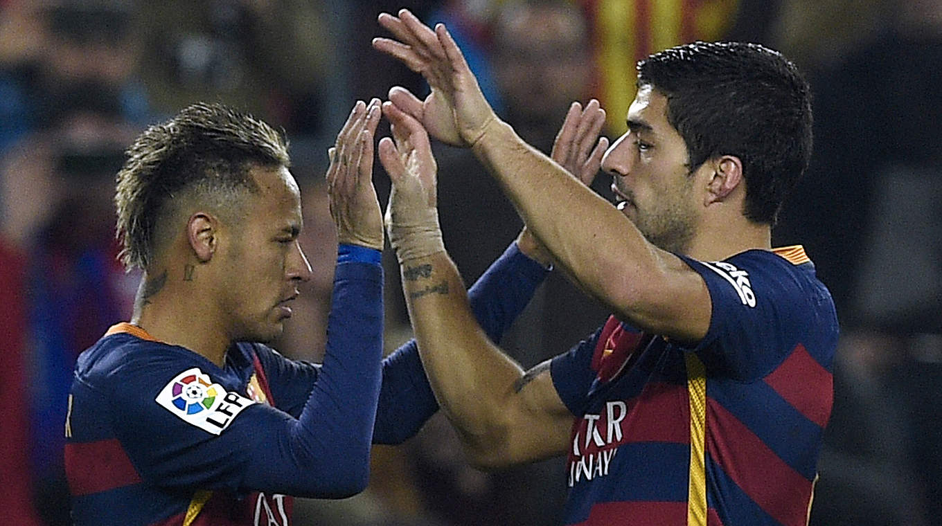 Trifft zum Ausgleich gegen Bilbao: Luiz Suarez (r.), der sich mit Neymar freut © 2016 Getty Images
