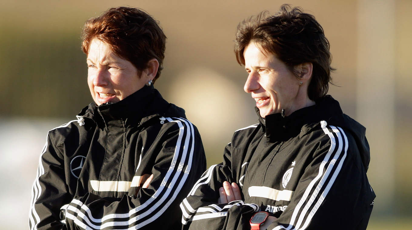 Beobachten 35 Spielerinnen beim Lehrgang in Duisburg: Meinert (l.) und Wiegmann (r.) © 2015 Getty Images