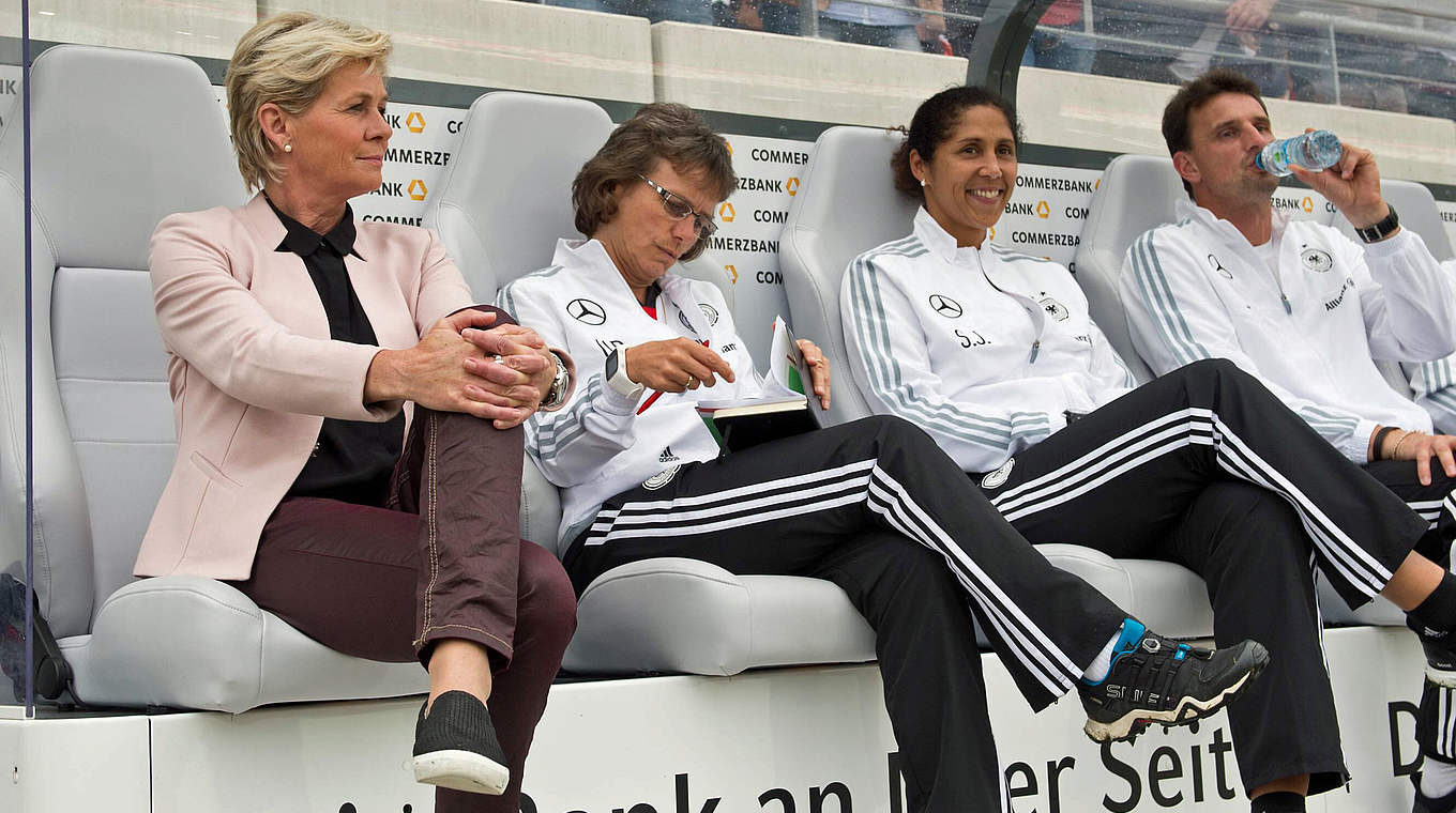 Bundestrainerin Silvia Neid (l.) und ihr Team: "Wir haben einige neue Ideen entwickelt" © imago/Annegret Hilse