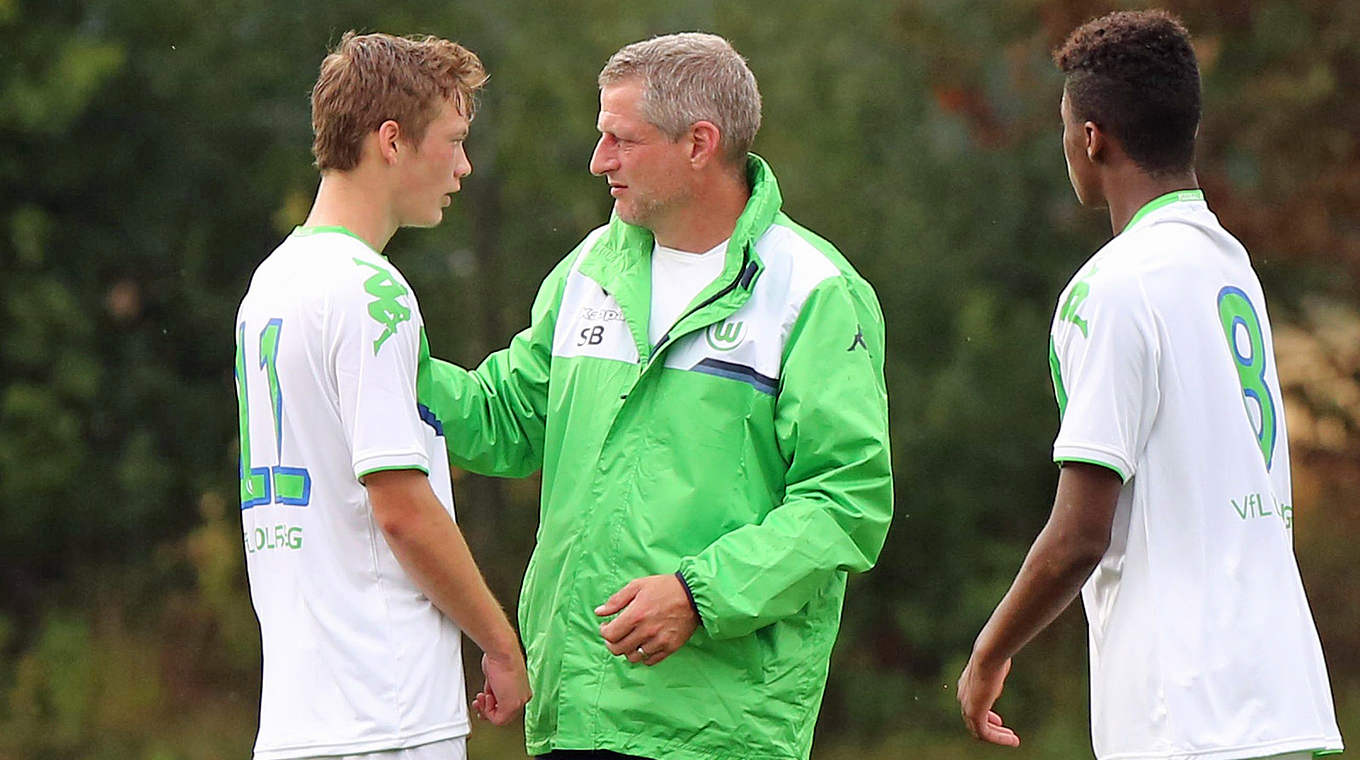 Weiter auf Meisterschaftskurs: Steffen Brauer (M.) und die U 17 vom VfL Wolfsburg © 