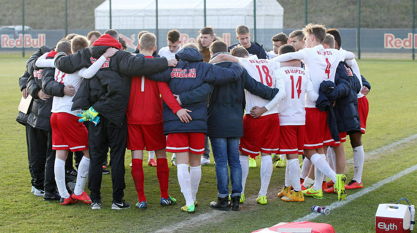 Schwören sich auf erstes Punktspiel des Jahres ein: die A-Junioren von RB Leipzig © imago/Picture Point