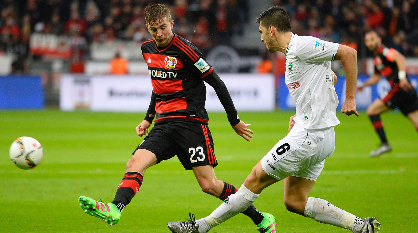 Zweikampfstark im Mittelfeld: Kramer (l.) im Duell mit Hannovers Gülselam © 2016 Getty Images