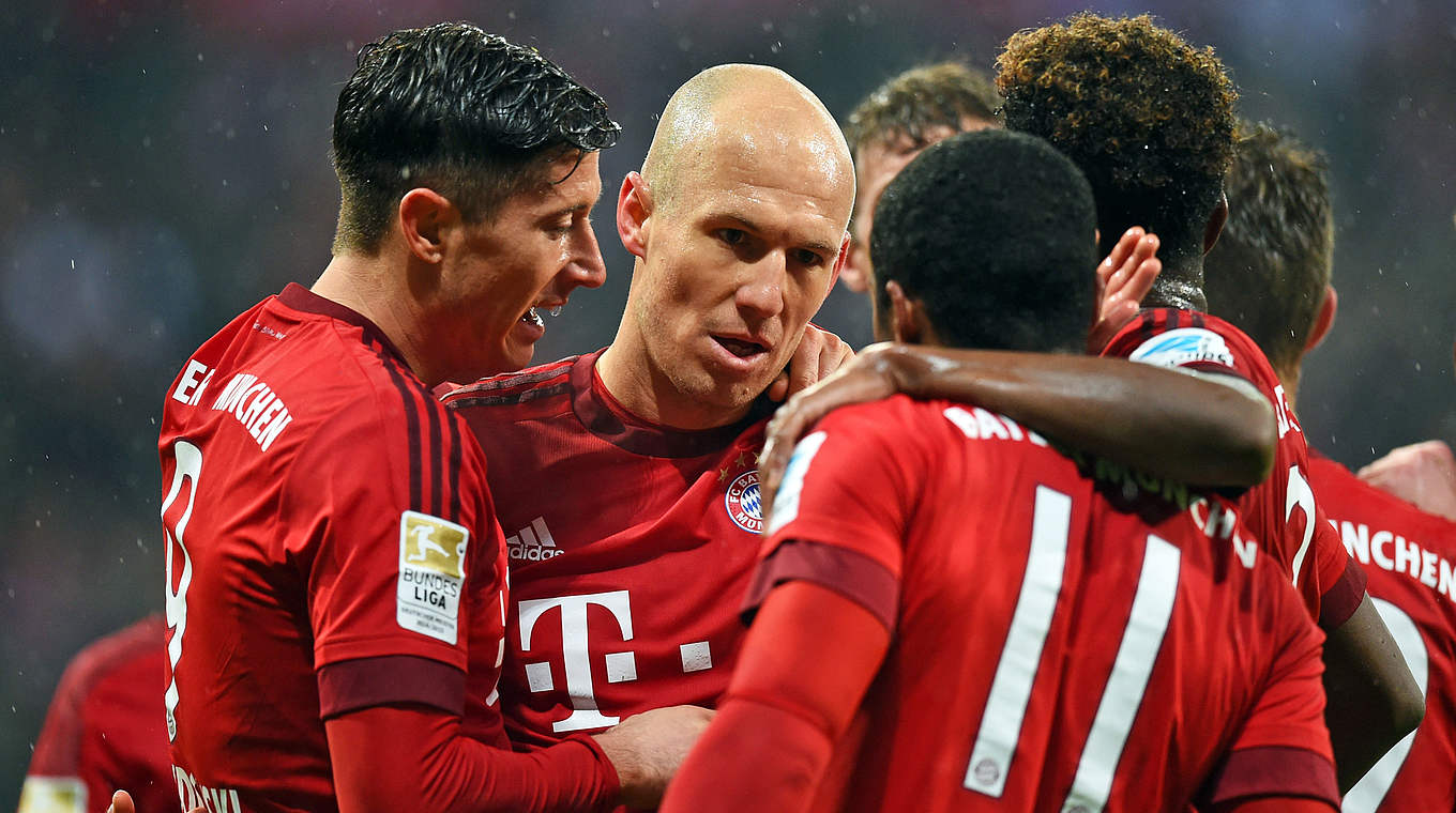 Doppelter Jubel: Lewandowski (l.) führt die Bayern zum 17. Sieg im 19. Spiel © 2016 Getty Images