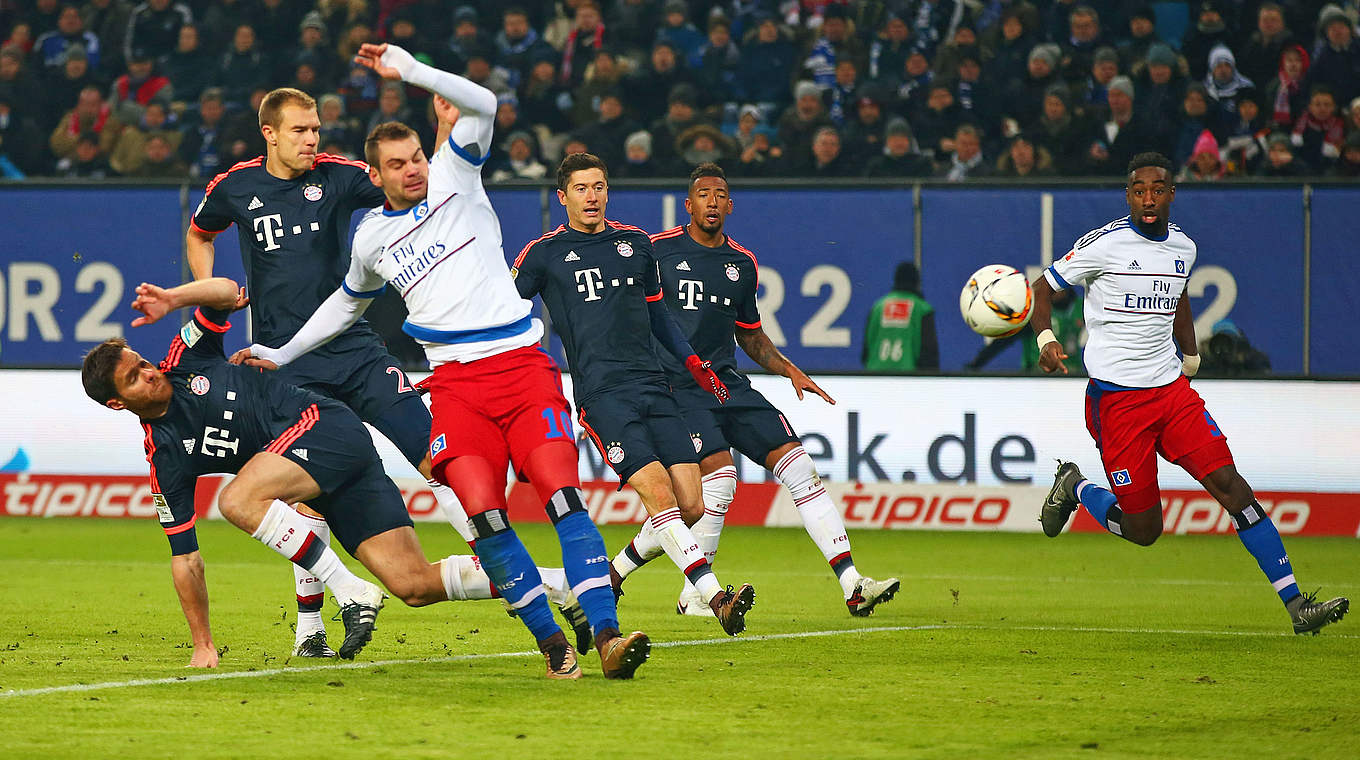 Nach dem Freistoß ist vor dem Eigentor: Xabi Alonso (l.) fälscht entscheidend ab © Getty Images