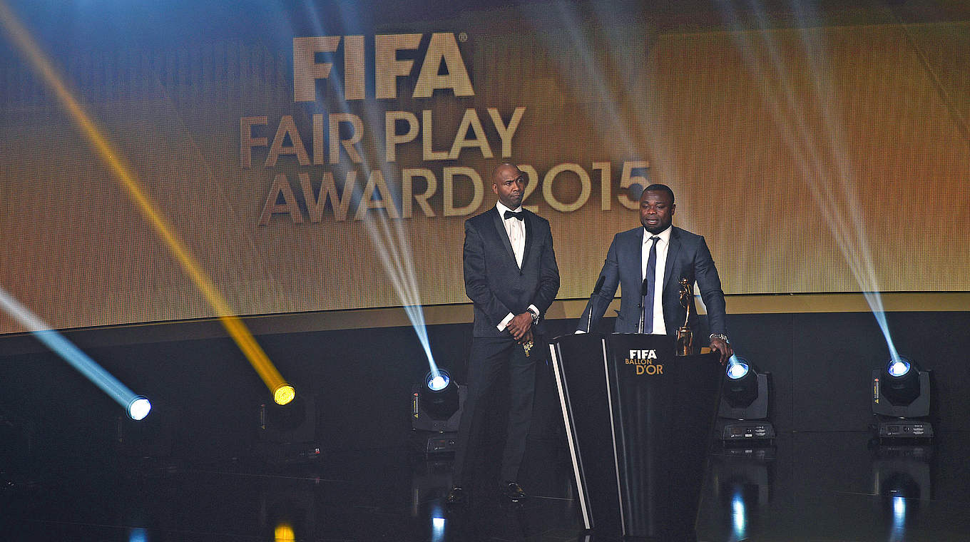 Nahm den Fairplay-Preis stellvertretend entgegen: Gerald Asamoah (r.) © Getty Images