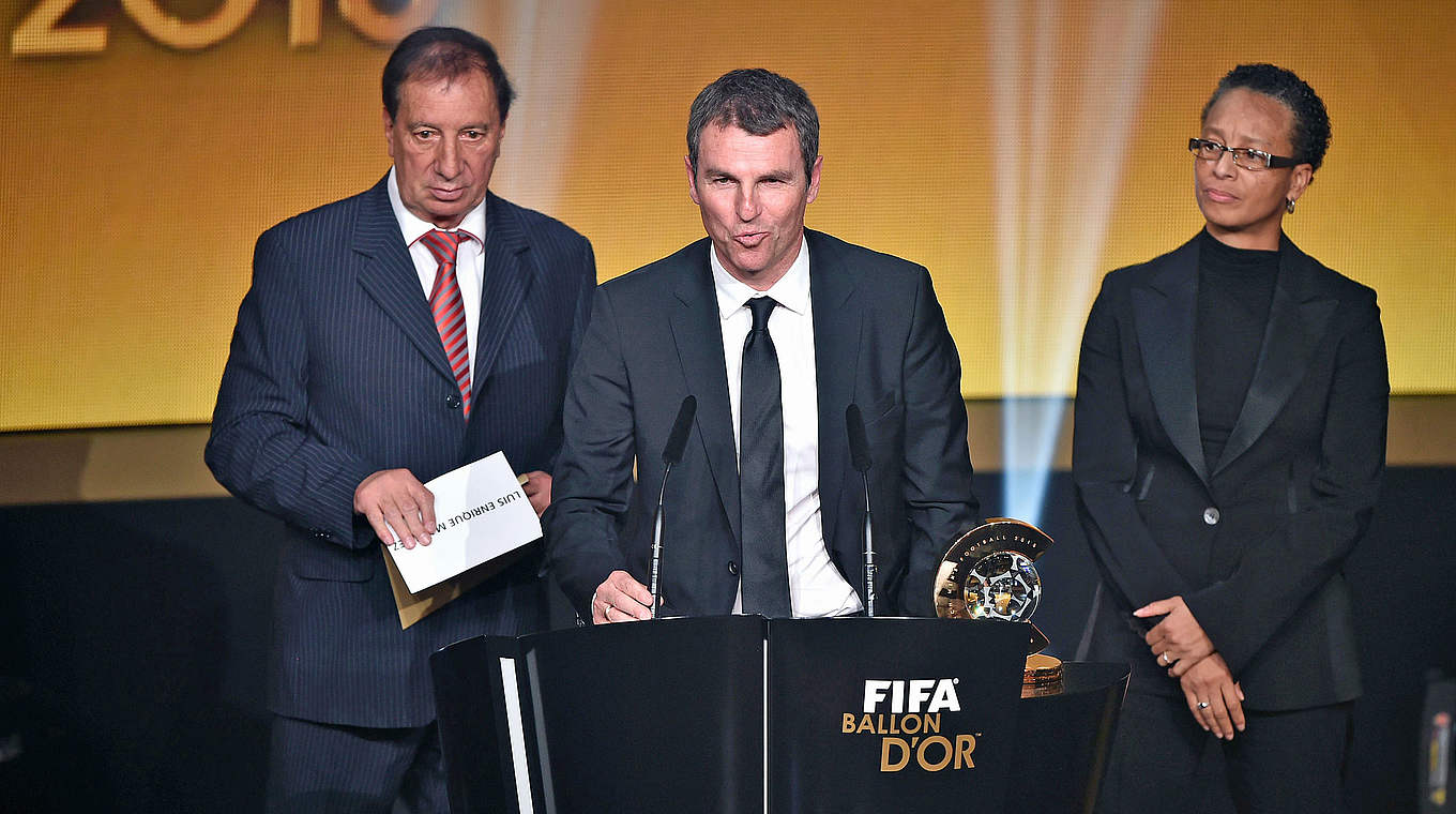 Nahm den Preis des Welttrainers für Luis Enrique entgegen: Robert Fernandez (M.) © AFP/Getty Images