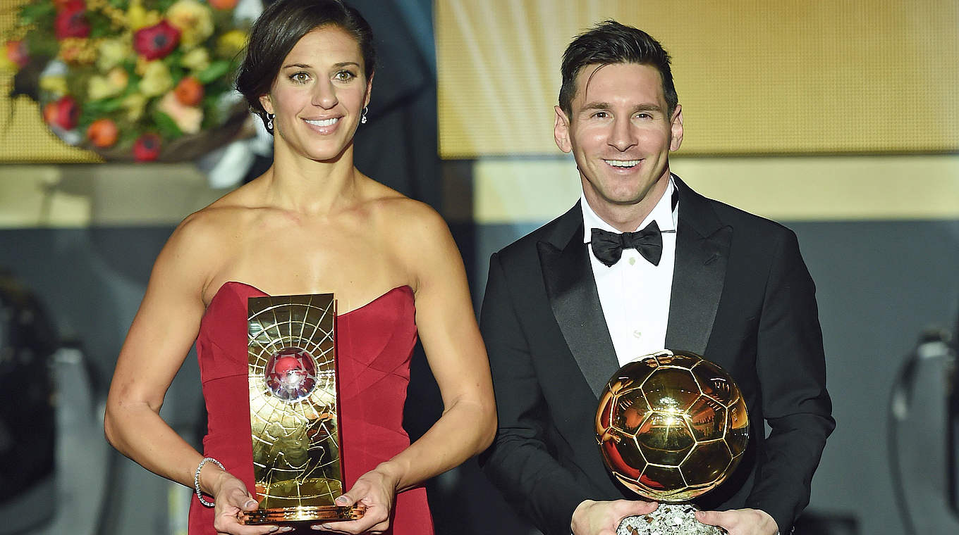 Die Weltfußballer mit den begehrten Trophäen: Carli Lloyd (l.) und Lionel Messi © Getty Images