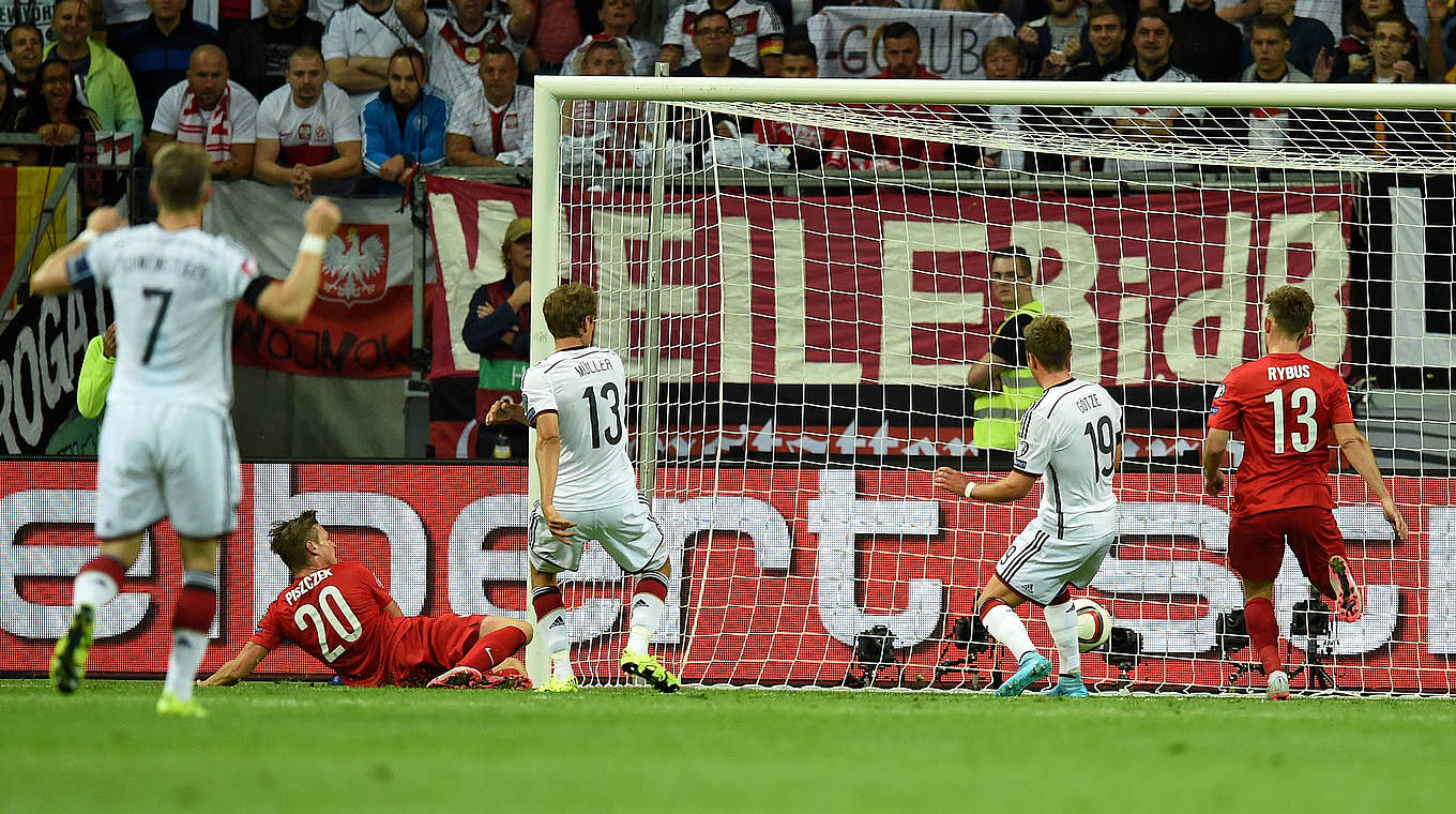 Das Ende einer Traumkombination: Müller (Nr. 13) schiebt zum 1:0 gegen Polen ein © Getty Images