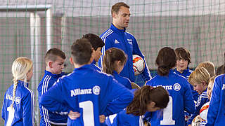 Im Zentrum des Interesses: 30 Kinder scharen sich um Weltmeister Manuel Neuer © Allianz/PRO Profil