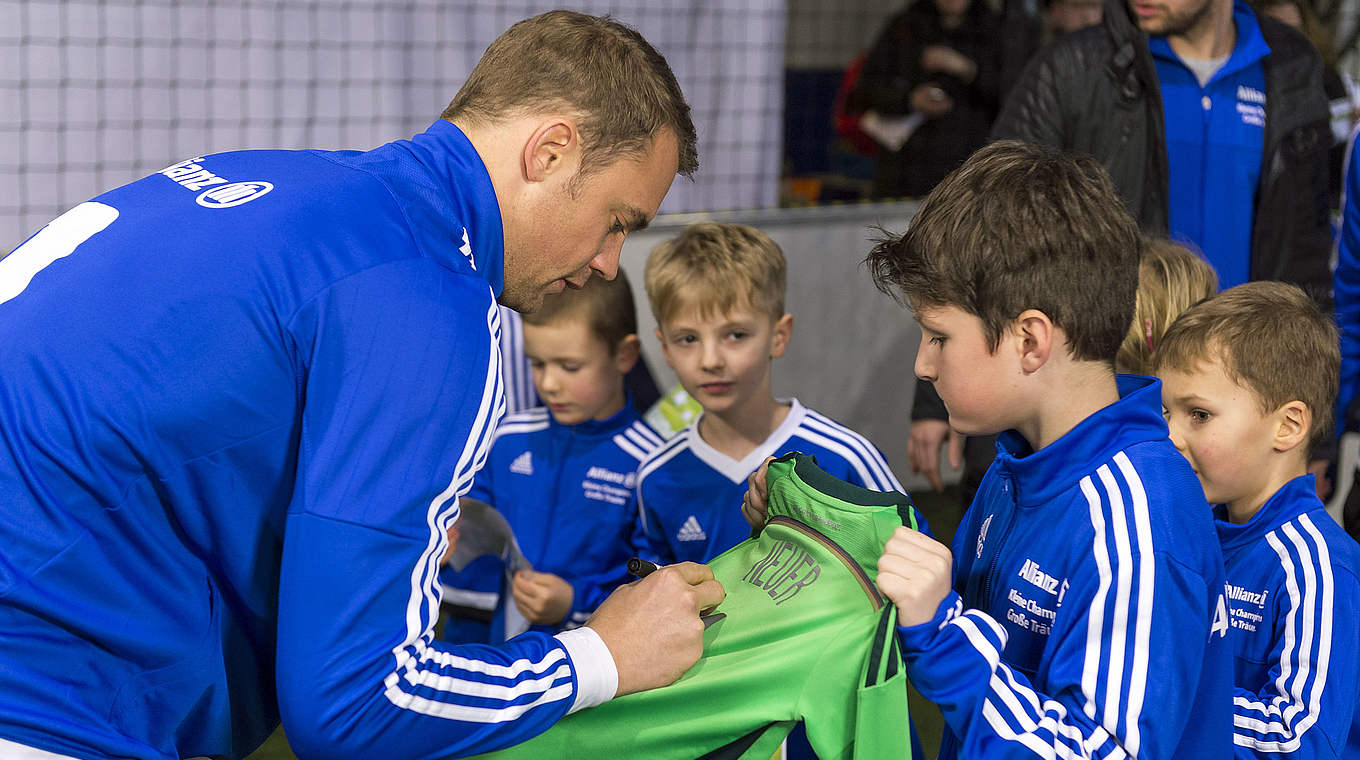 Autogramme oben drauf: Manuel Neuer (l.) hat Zeit satt für alle 30 Kinder © Allianz/PRO Profil