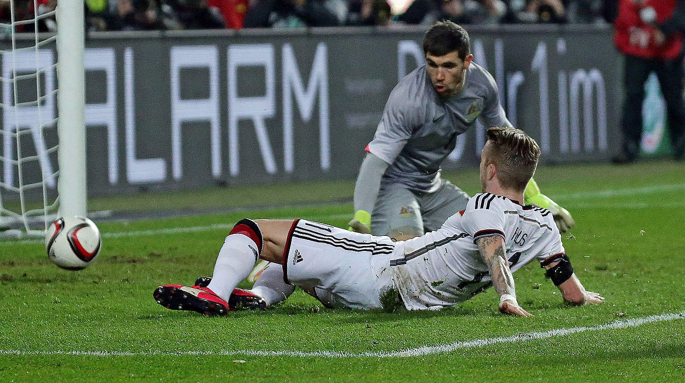 Perfektes Timing: Marco Reus (v.) schließt zum 1:0 gegen Australien ab © imago