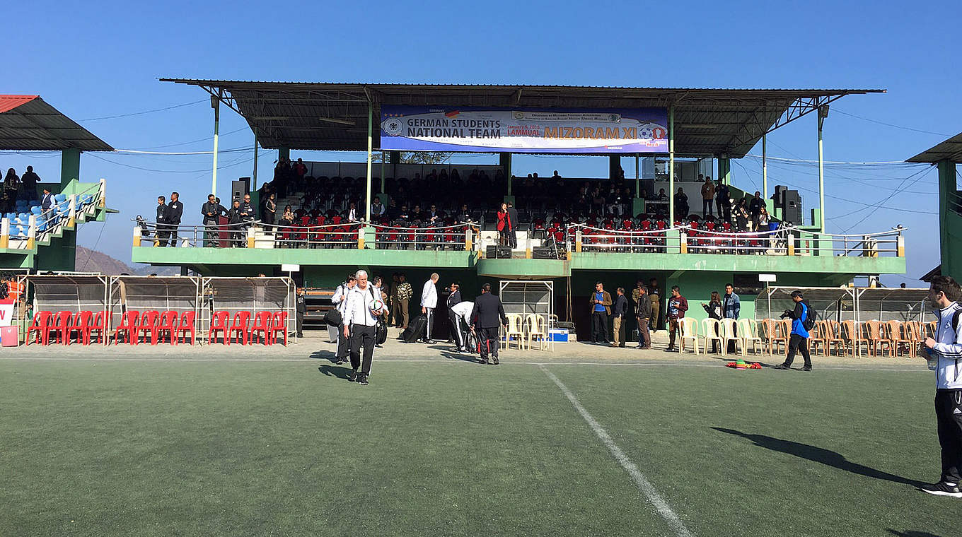 Erste Station der Indienreise: die Stadt Aizawl und ihr "ganz besonderes Stadion" © DFB