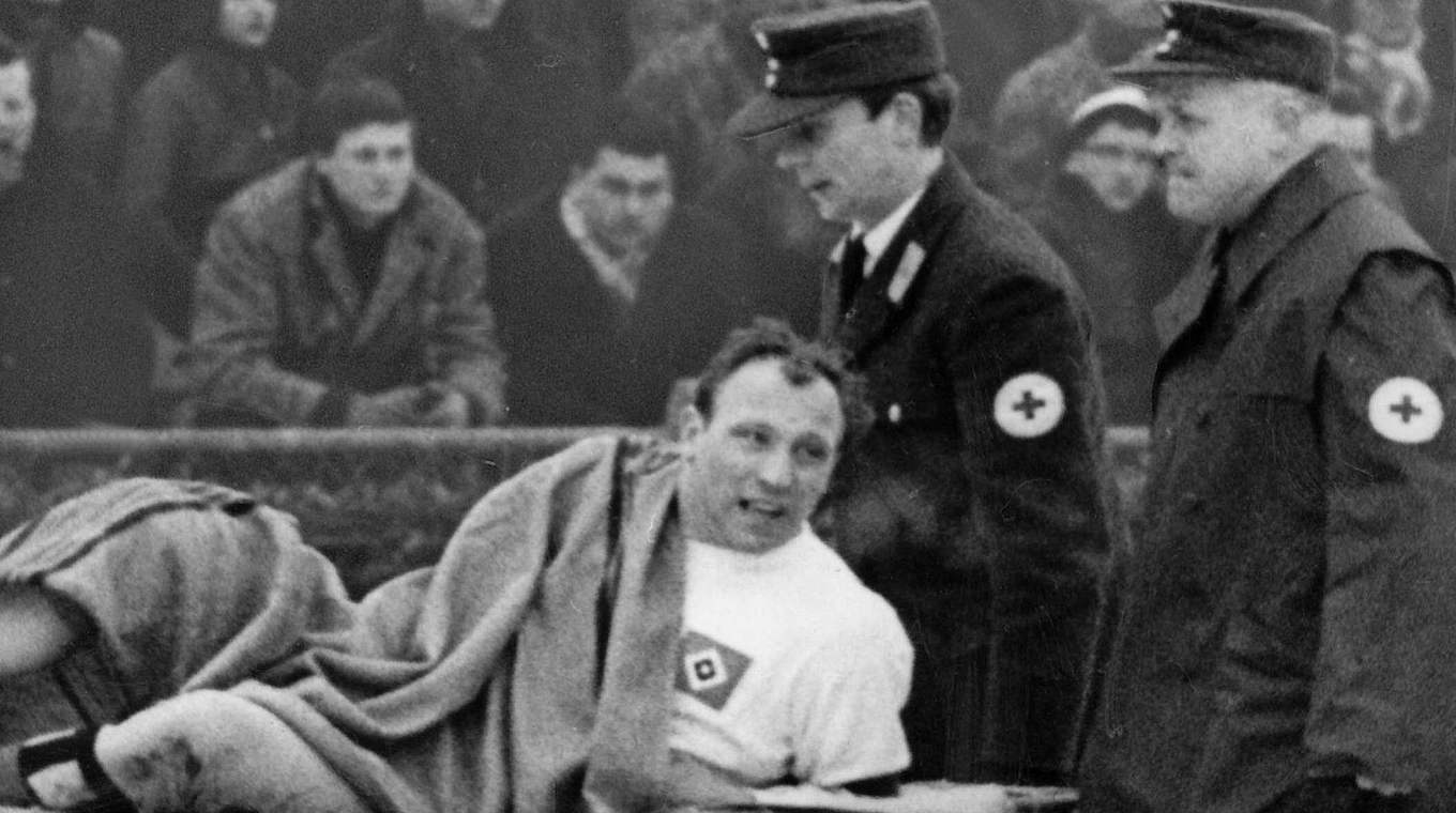 WM in Gefahr: Uwe Seeler reißt im Februar 1965 in Frankfurt die Achillessehne © imago