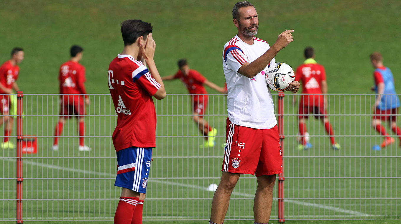 Weiterhin mit seinem Team zufrieden: Bayern-Trainer Tim Walter (r.) © imago