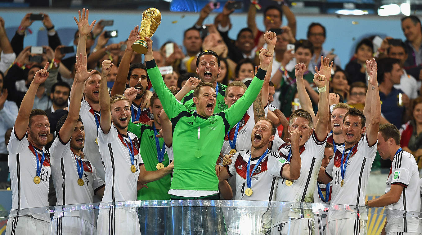 Da ist das Ding: Neuer reckt den WM-Pokal in die Höhe, Deutschland ist Weltmeister 2014 © 2014 Getty Images