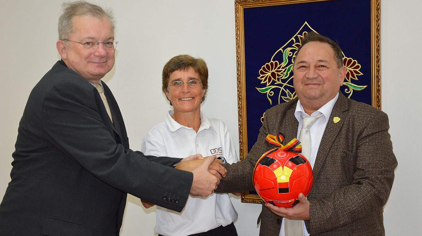 Staab (m.) mit Botschafter Höfer-Wissing (l.) und UFF-Vertreter Alisher Fayziev © DFB