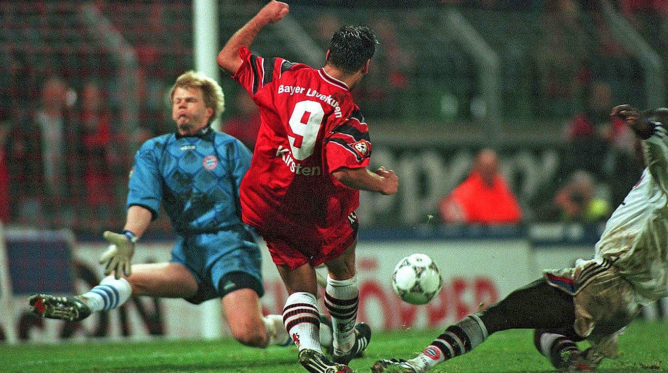 Dreht das Spiel in Unterzahl im Alleingang: Ulf Kirsten 1997 beim 4:2 gegen Bayern © Getty Images