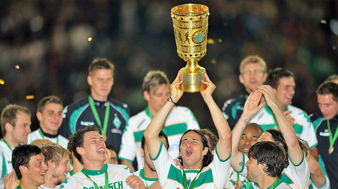 Auf Leihbasis kehrte Pizarro 2008 aus London nach Bremen zurück. In dieser Saison wurde er mit Werder Pokalsieger. Im Endspiel von Berlin besiegte man Bayer Leverkusen durch ein Tor von Özil mit 1:0. © Getty Images