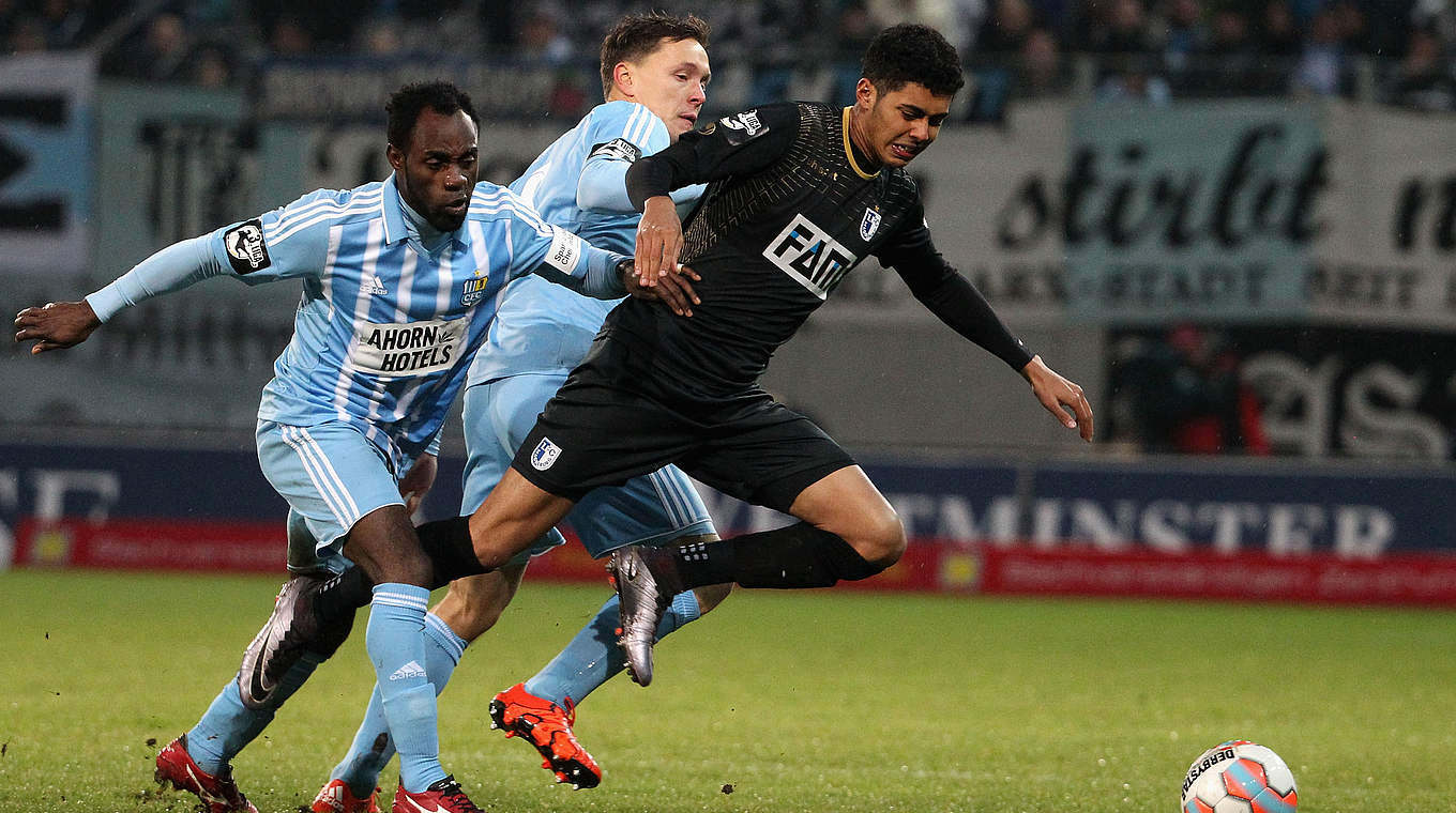 Zweikampf: Die Chemnitzer Eke Uzoma (l.) und Alexander Bittroff gegen Tarek Chahed (r.) © 2016 Getty Images