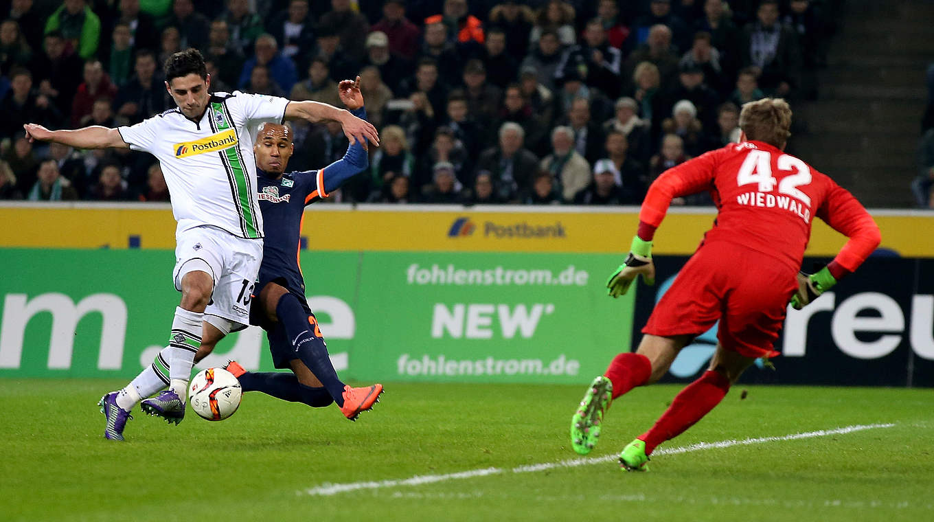 Die Entstehung: Stindl (l.) schiebt ein, Gebre Selassie und Wiedwald (r.) sind chancenlos © 2016 Getty Images