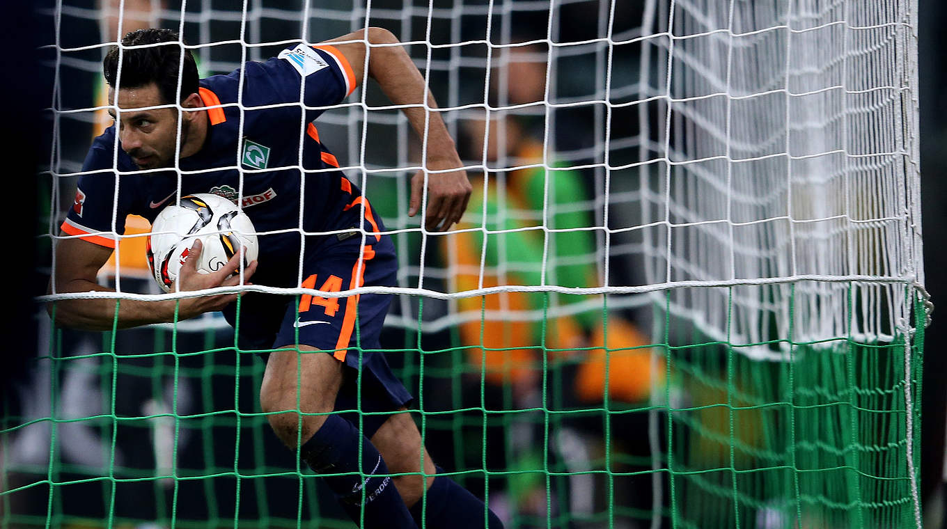 Trotz Treffers des Jubilars: Claudio Pizarros (M.) 400. Bundesliga-Spiel blieb ohne Erfolg © 2016 Getty Images