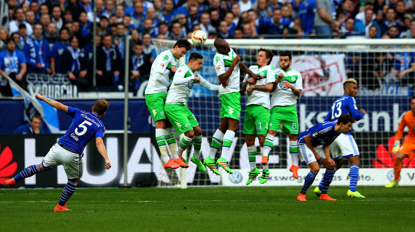 Geis scores an excellent free kick for Schalke's second goal © 2016 Getty Images