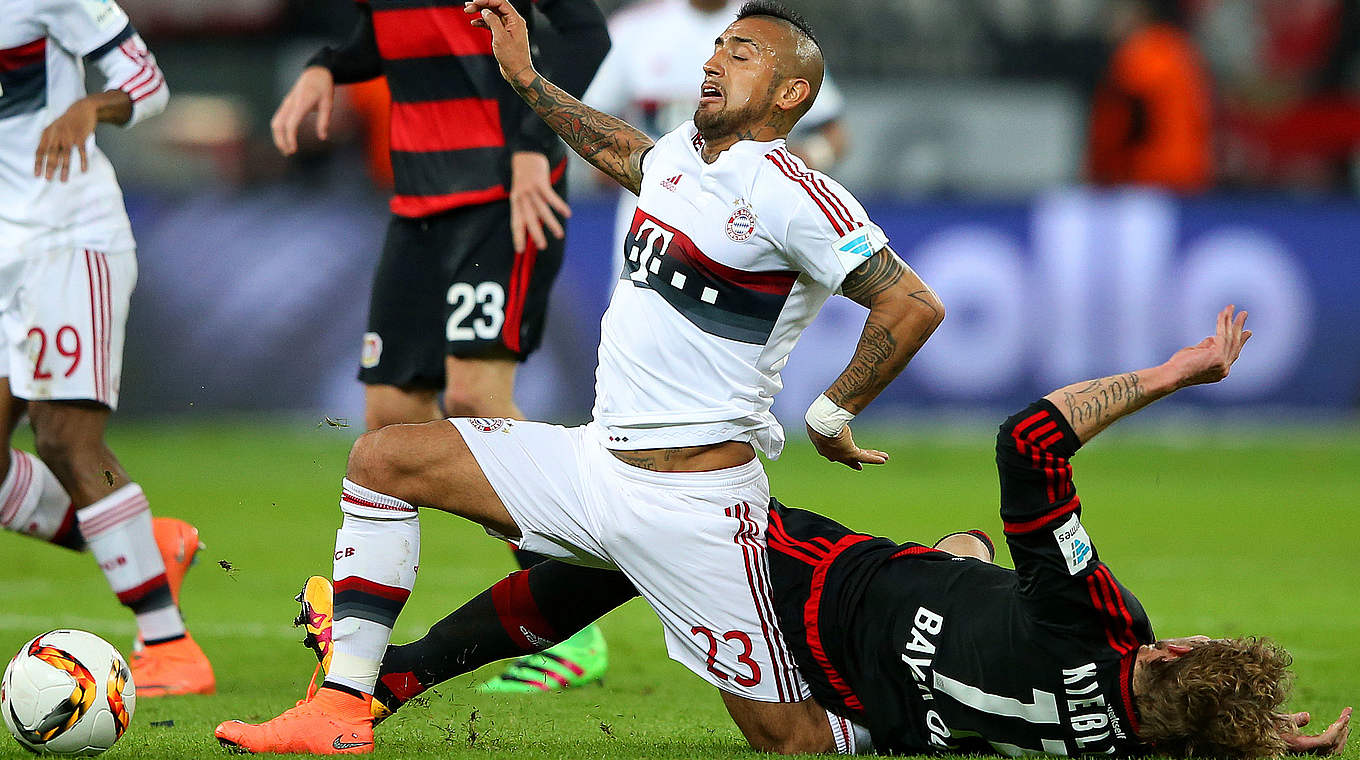 Entwarnung nach dieser Szene in Leverkusen: Vidal (v.) fällt nur zwei Tage aus © 2016 Getty Images