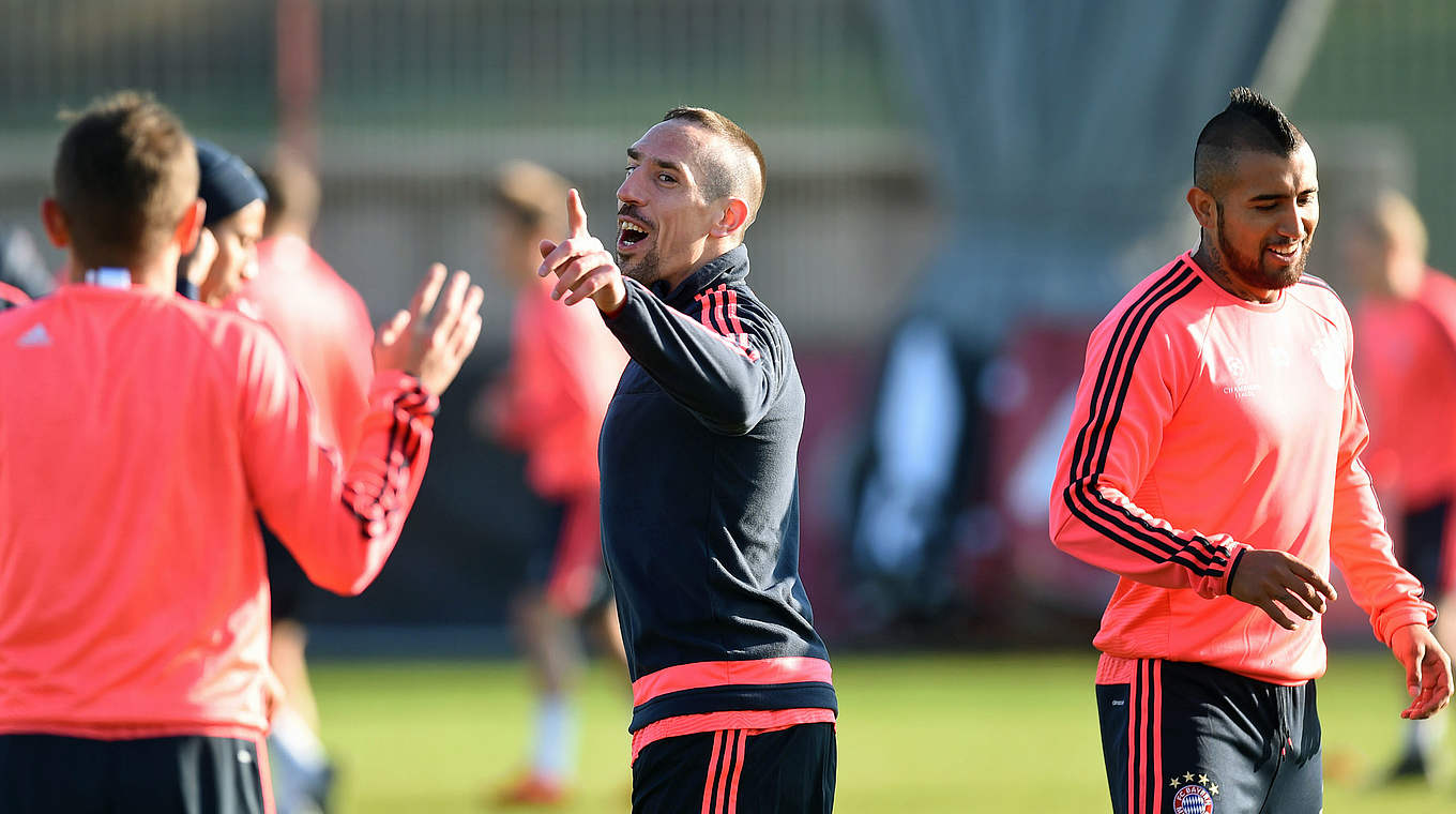 Zurück im Mannschaftstraining: Gute Laune bei Franck Ribéry (M.) © 2015 Getty Images