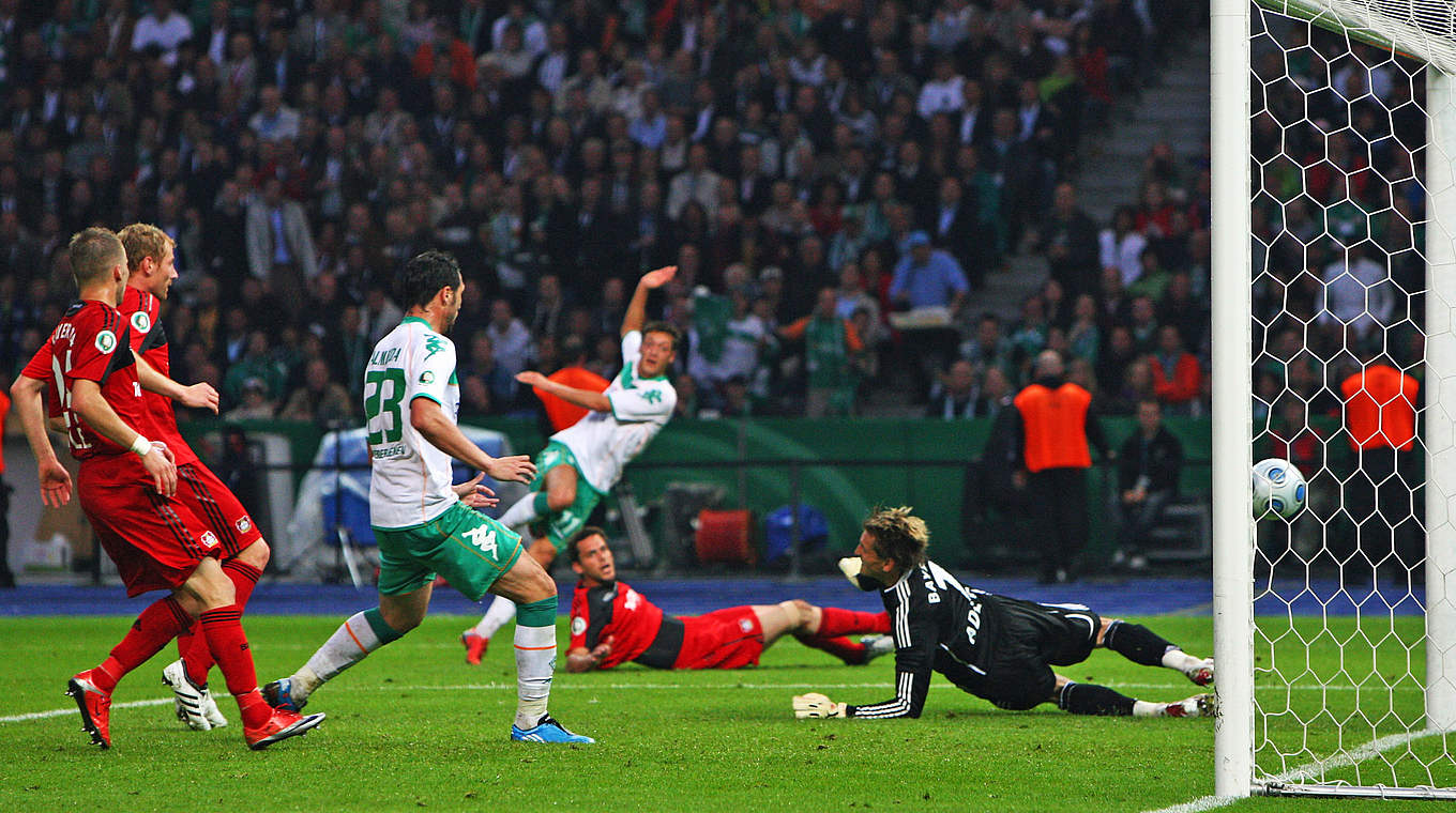 Das Siegtor im DFB-Pokalfinale 2009: Mesut Özil (h.) trifft für Werder zum 1:0 gegen Bayer © 2009 Getty Images