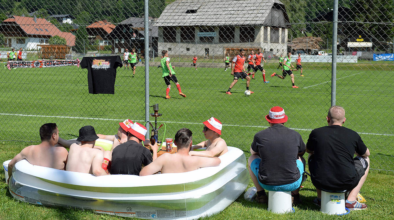 Und jedes Jahr ins Trainingslager: Fans von Union sitzen am Trainingsplatz in einem Planschbecken © Matthias Koch