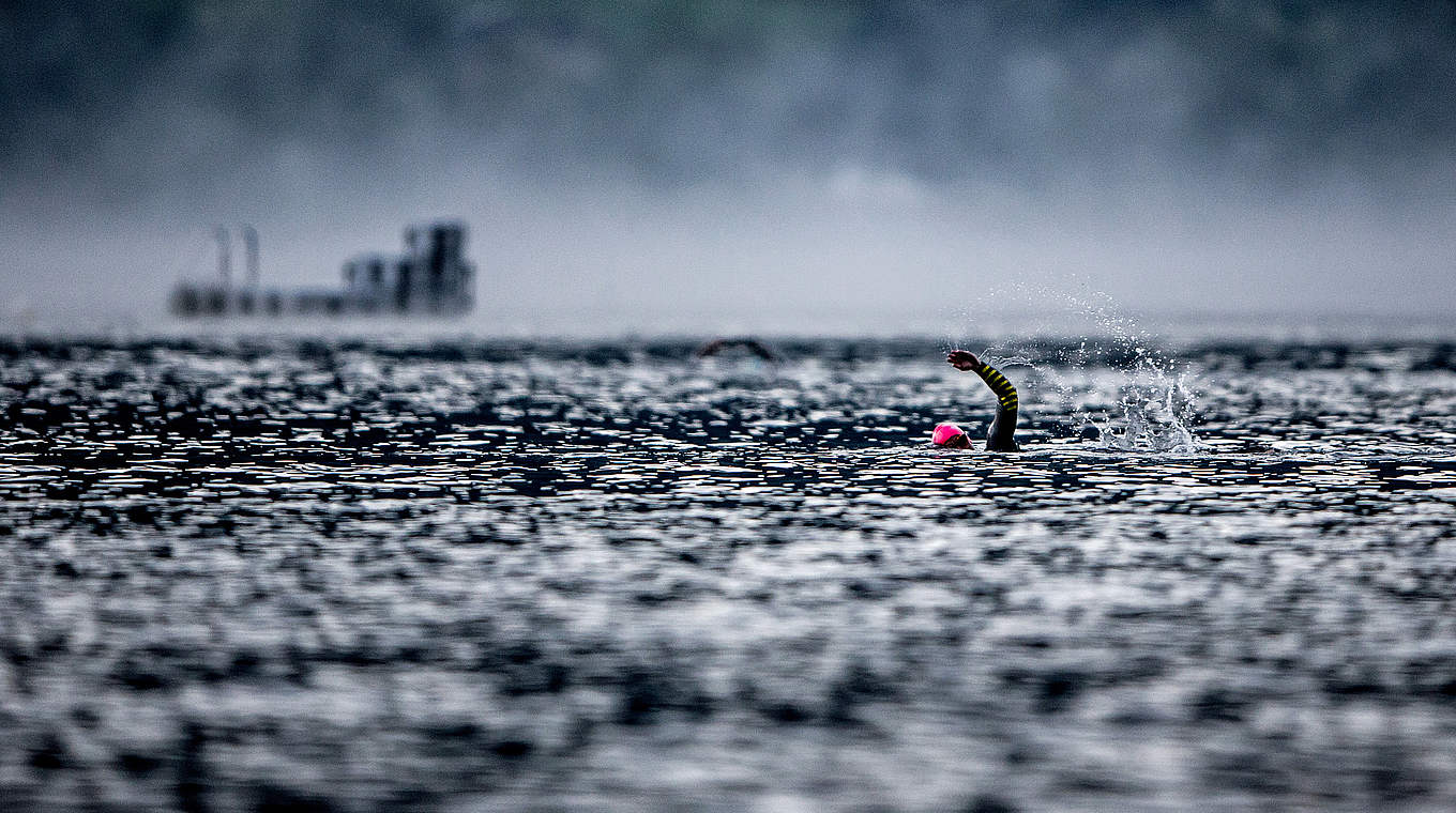 Warm Up: Ein einsamer Athlet schwimmt sich im Morgennebel vor dem Ironmal  © sh@offen-blen.de