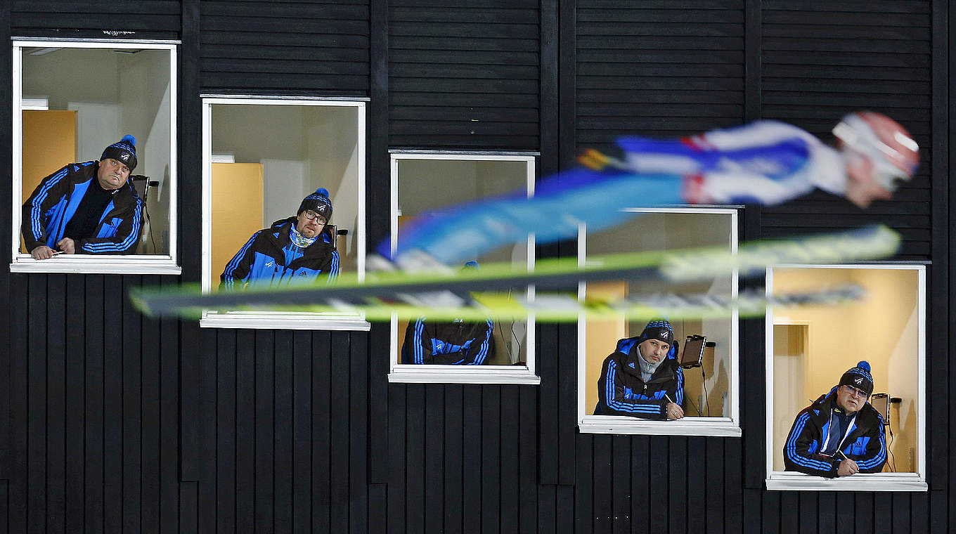 Flugbeobachter beim Weltmeister: Severin Freund fliegt im Rahmen des Mixed-Wettbewerbs der Nordischen Ski-WM an den Punktrichtern im schwedischen Falun vorbei © Kai Pfaffenbach