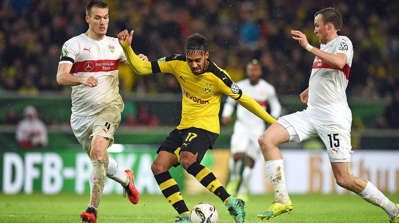 Pierre-Emerick Aubameyang puts Dortmund 2-1 up © 2016 Getty Images