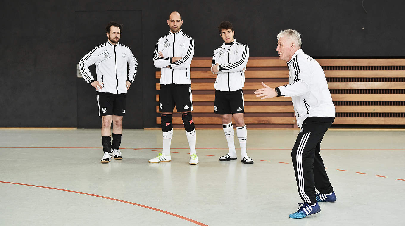 So geht's: Torwarttrainer Michalsky (r.) erklärt das Stellungsspiel eines Futsalkeepers © 2016 Getty Images