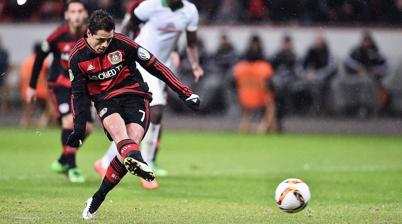 Mal wieder: Chicarito erzielt den Leverkusener Führungstreffer. © Getty Images