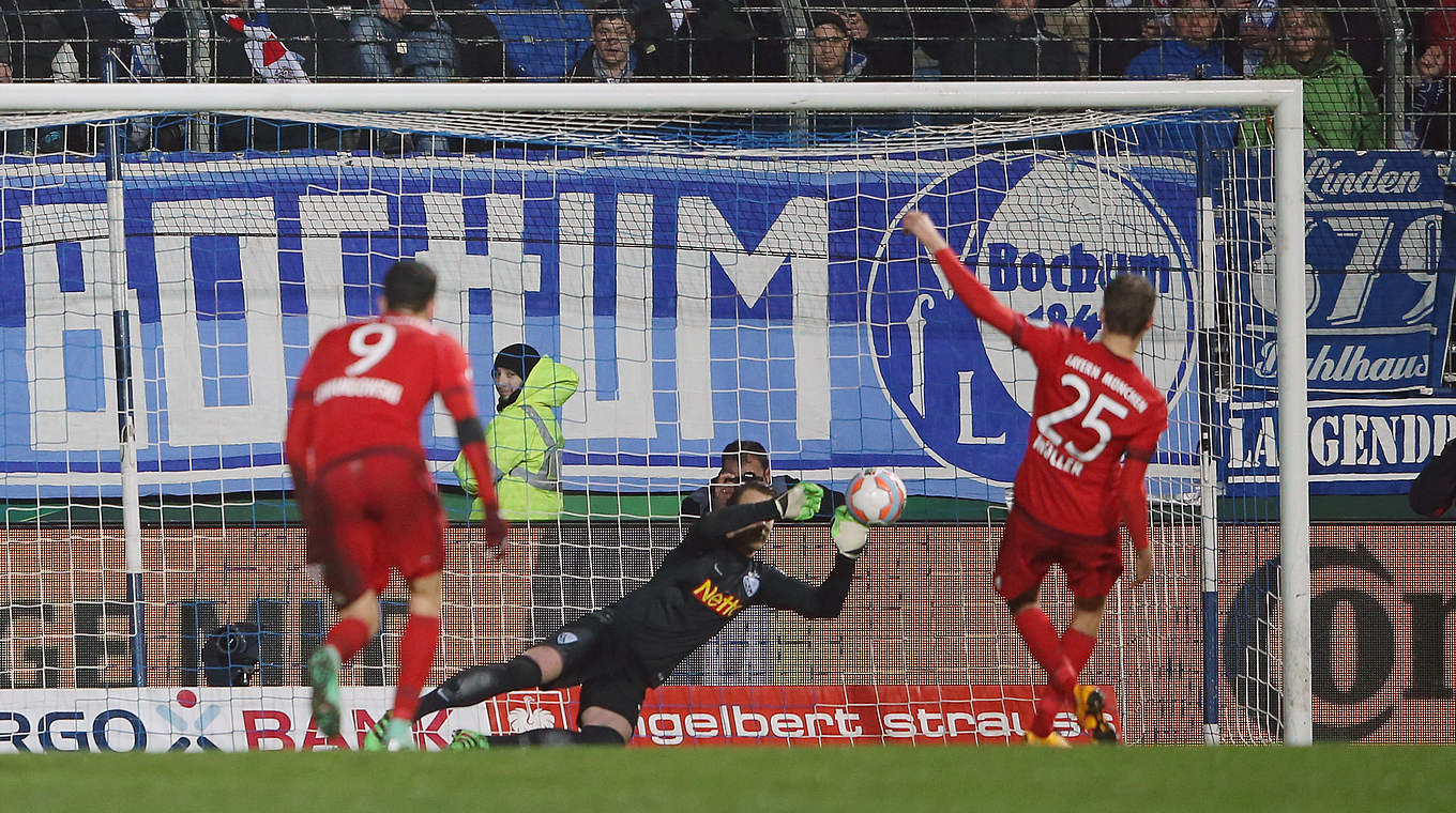 Thomas Müller saw his penalty saved by Bochum keeper Riemann © 2016 Getty Images