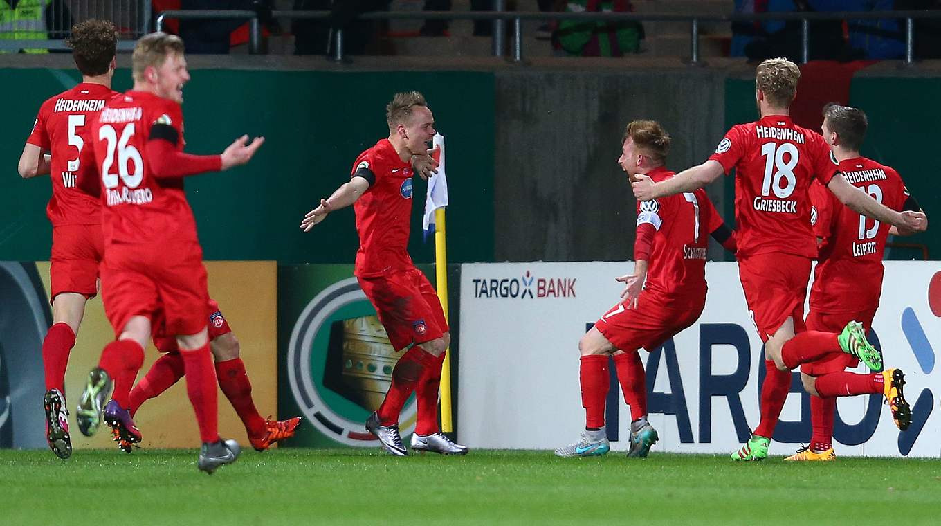 Führung: Arne Feick lässt sich nach dem 1:0 gegen Hertha feiern. © Getty Images