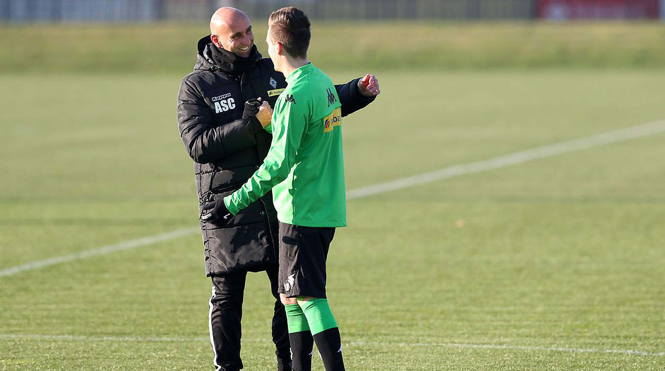 Herzlicher Empfang: Trainer André Schubert begrüßt Patrick Herrmann (r.) beim Training © Borussia.de