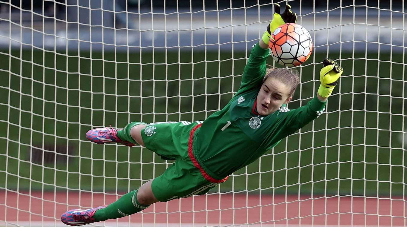 Guter Flug: Laura Sieger hält den Sieg im Elfmeterschießen gegen die Niederlande fest © Getty Images