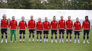 Die Startaufstellung: Das Team der deutschen U 16-Juniorinnen vor dem Spiel gegen die Auswahl der Niederlande © 2016 Getty Images