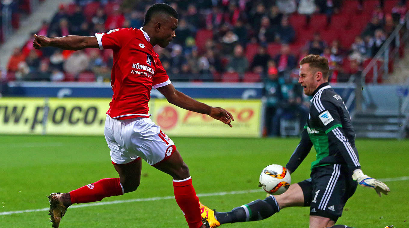 Ralf Fährmann just about denies Cordoba early on in the game © 2016 Getty Images