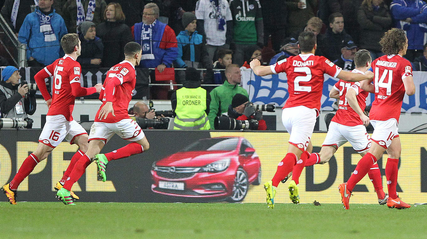 Mainz players run off to celebrate Bussmann's goal © 