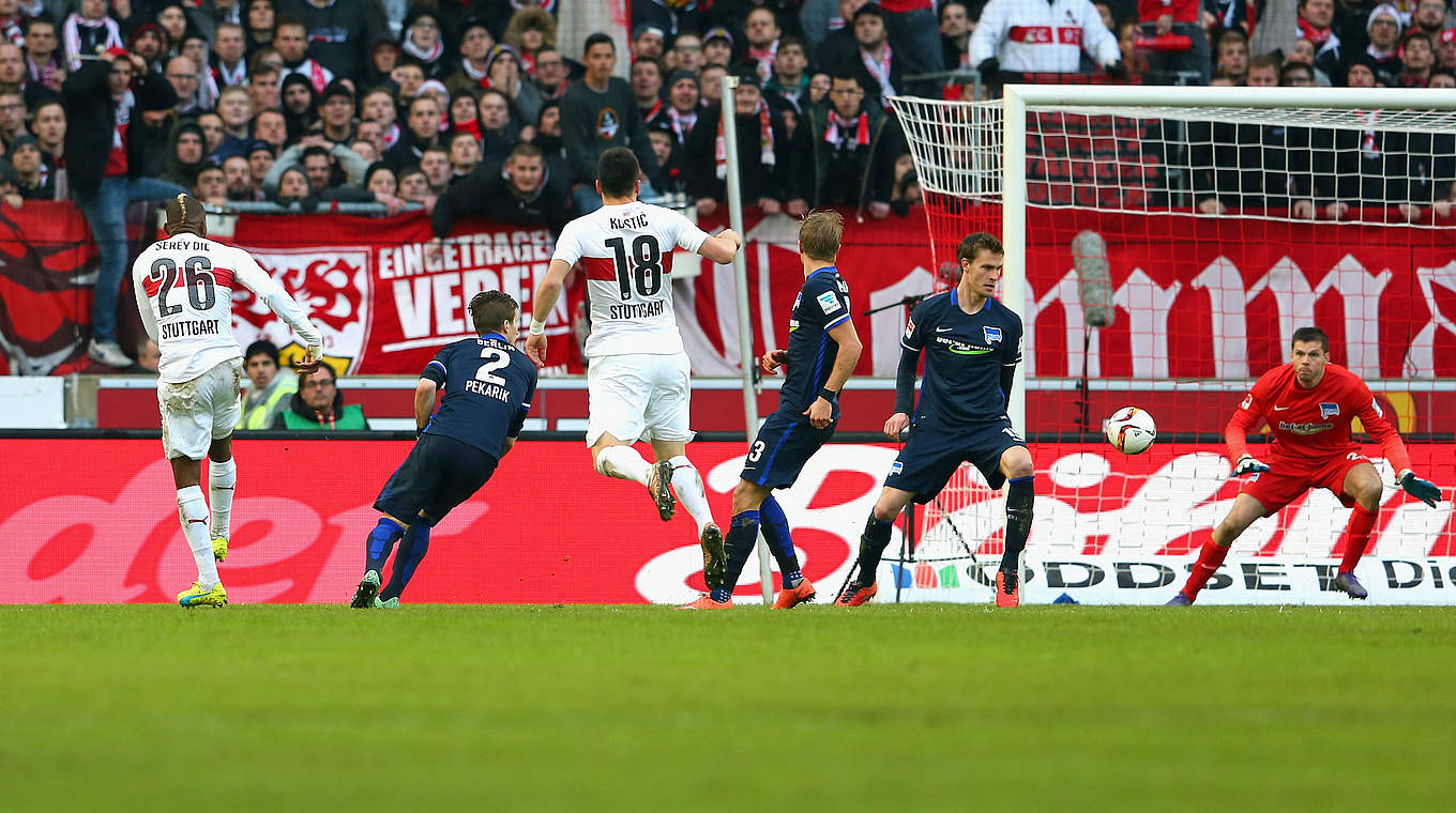 Die Entscheidung: Serey Die (l.) trifft für Stuttgart
  © 2016 Getty Images