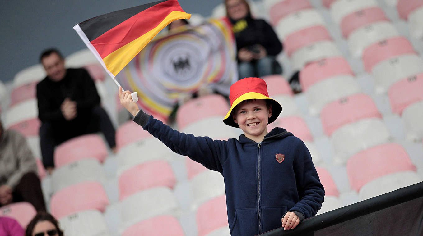 Hofft auf den Turnier sieg der DFB-Mädels: ein junger, deutscher Fan in Portugal © 2016 Getty Images