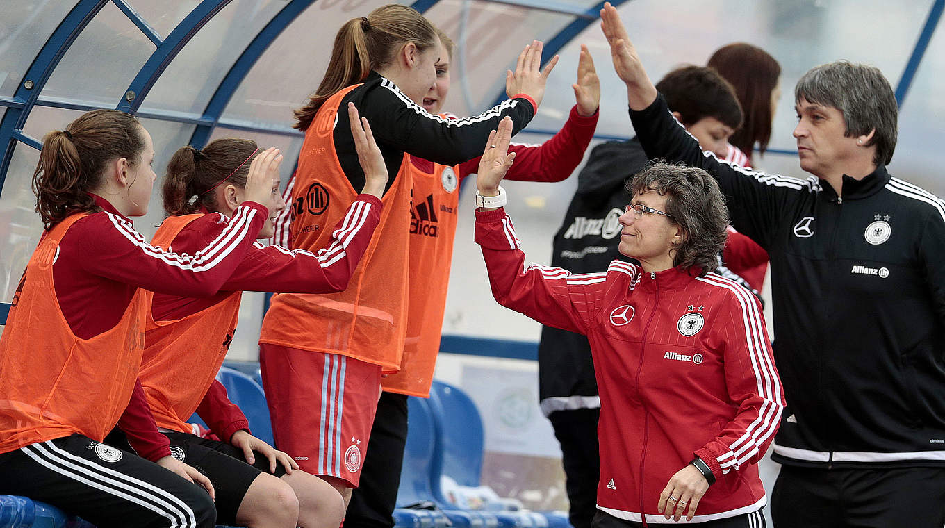 Von ihrer Mannschaft überzeugt: DFB-Trainerin Ulrike Ballweg (vorne in rot) © 2016 Getty Images