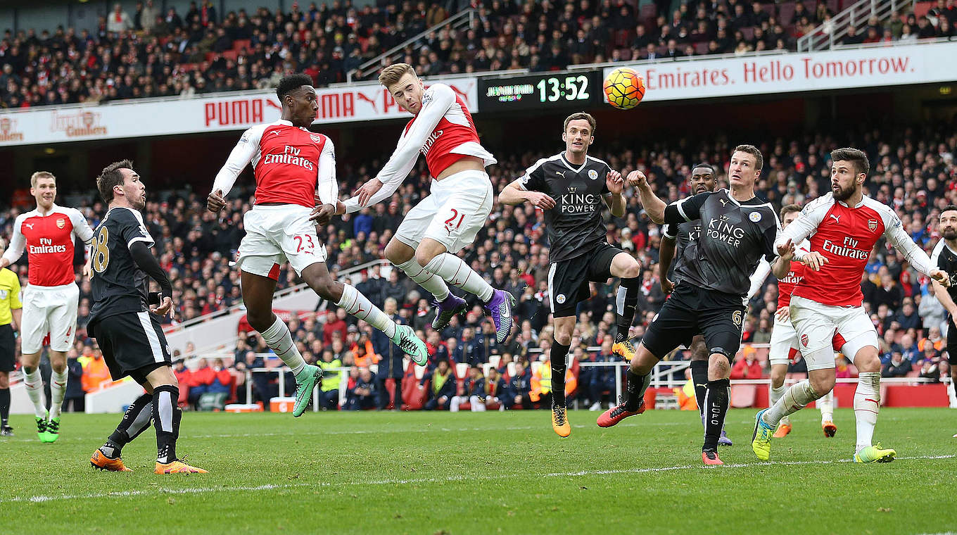 Siegtor in der Nachspielzeit: Arsenal-Joker Welbeck (3.v.l.) trifft per Kopf gegen Leicester © imago/Sportimage