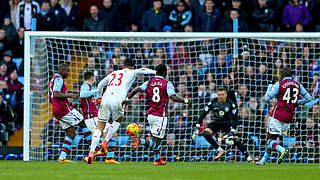 Das 3:0 in Birmingham: Liverpools Can (3.v.l.) trifft mit sattem Schuss gegen Aston Villa © 2016 Getty Images