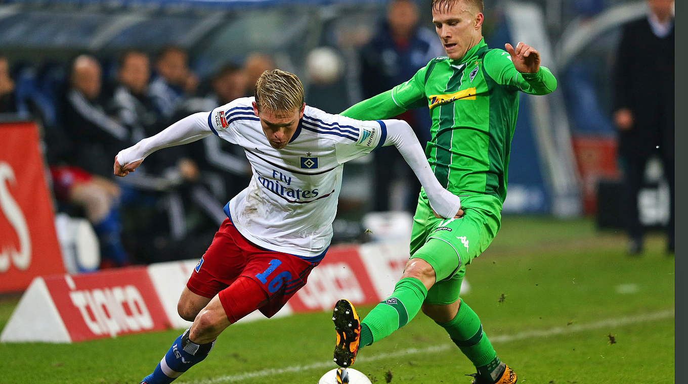 Goalscorer Artjoms Rudnevs works hard in the win over Gladbach © 2016 Getty Images