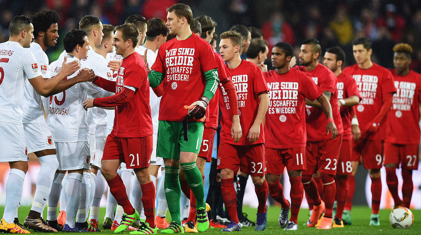 Unterstützung für Holger Badstuber: Die Bayern beim Einlaufen in Augsburg © 2016 Getty Images