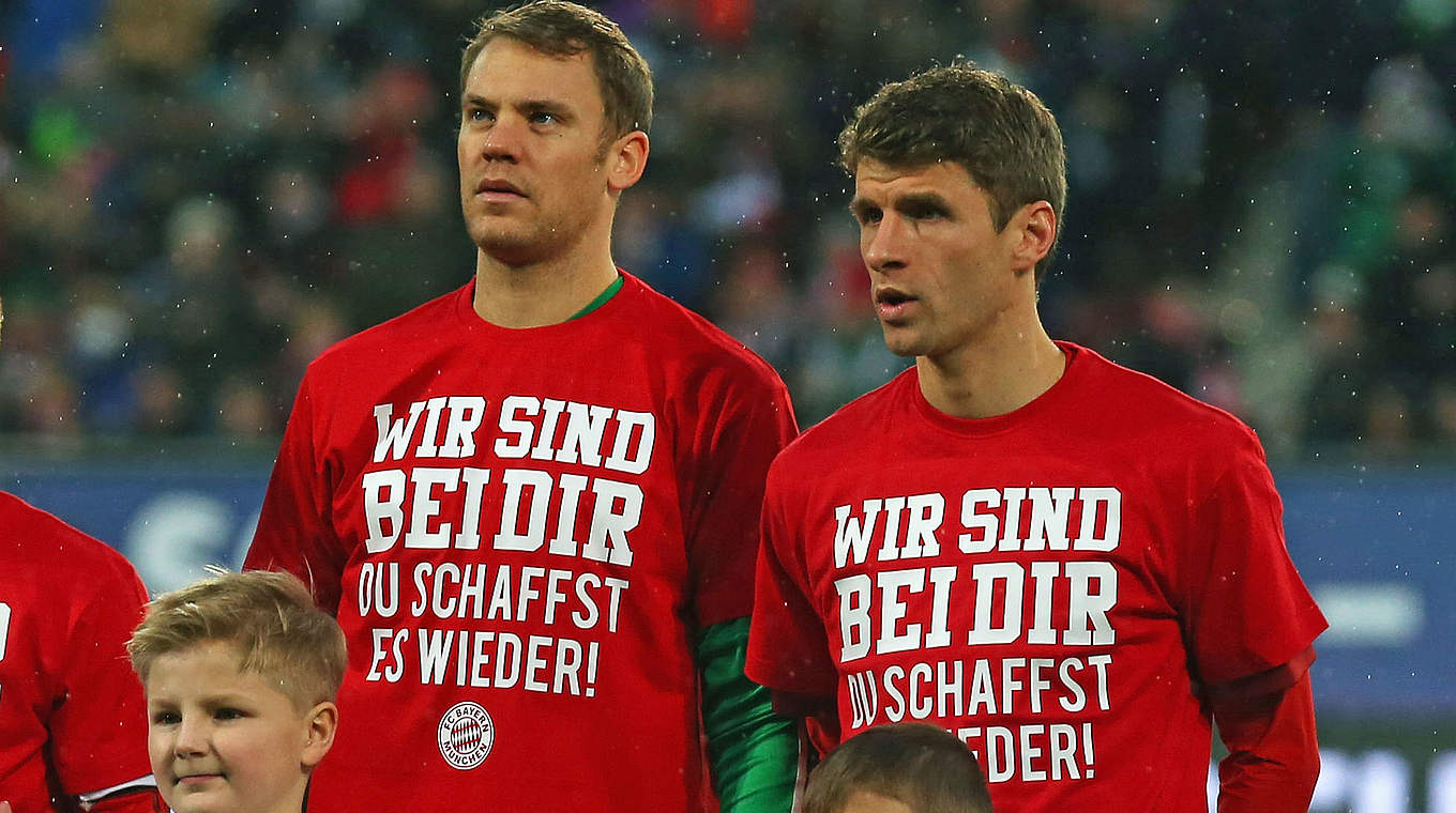 Gruß-T-Shirt als Zeichen des Zusammenhalts: Müller und Neuer (v.r.) © 2016 Getty Images